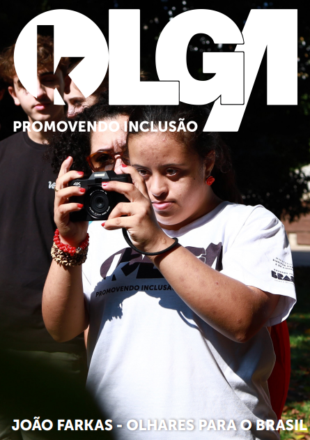 Uma mulher portadora de sindrome de down segurando uma camera fotografica digital